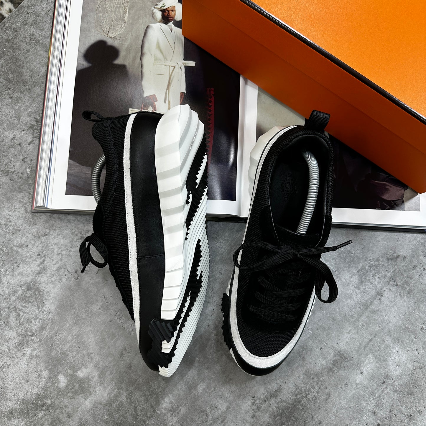 H - TRAINER - BLACK - WHITE