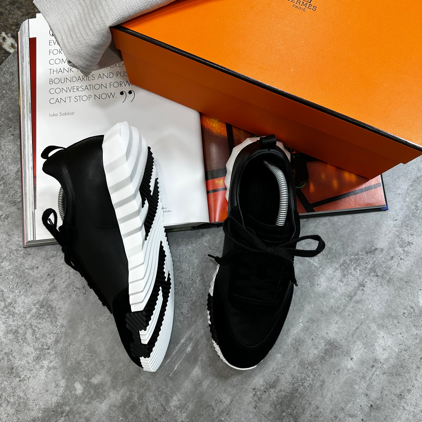 H - TRAINER - BLACK - WHITE