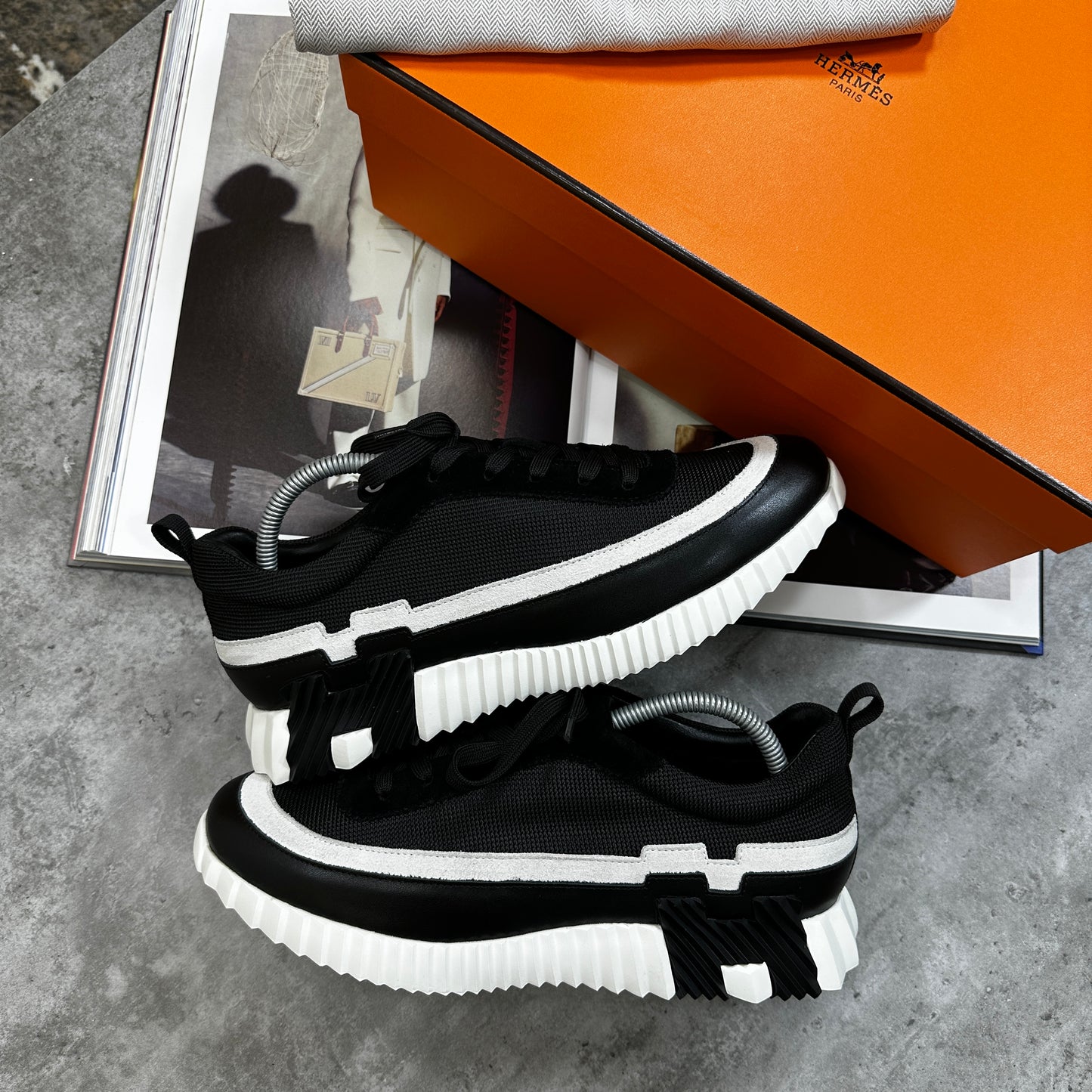 H - TRAINER - BLACK - WHITE