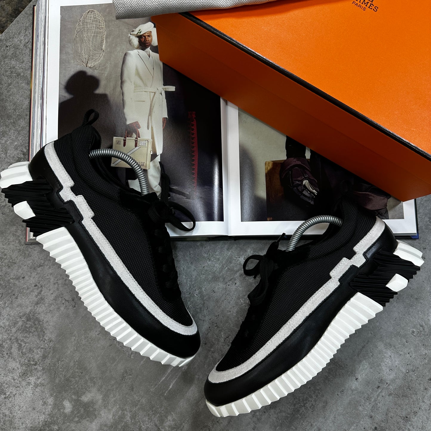 H - TRAINER - BLACK - WHITE