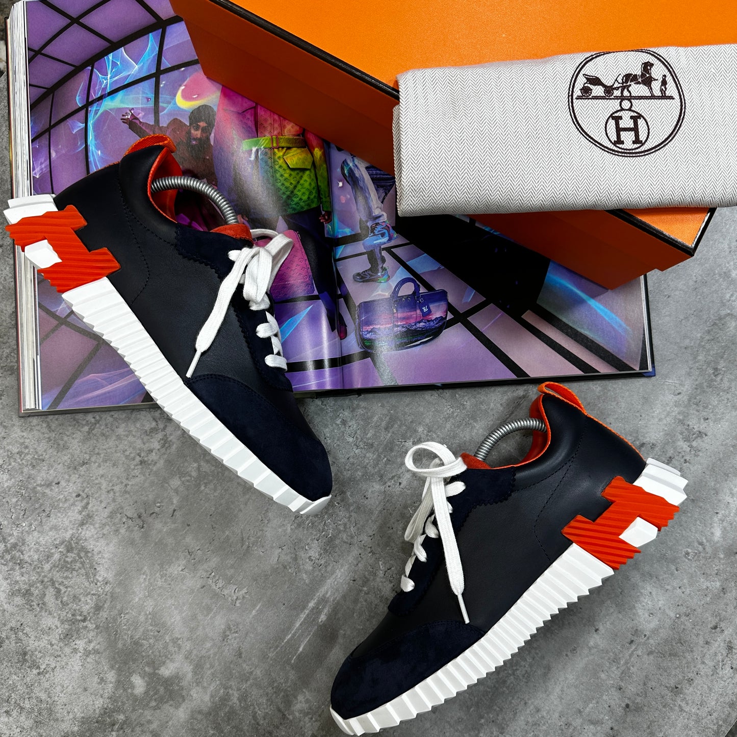 H - TRAINER - BLACK - ORANGE